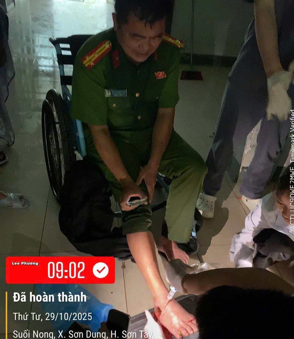 Cac y bac si so cuu cho Thuong ta Dinh Quang Tien, Truong Cong an xa Son Tay. Anh: Cong an tinh Quang Ngai