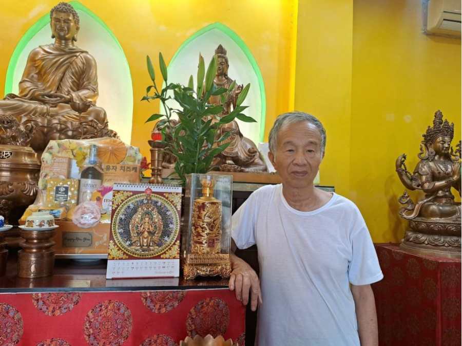 Nghe nhan Nguyen Van Ung ben nhung tac pham cua minh. Anh: Nguyen Oanh