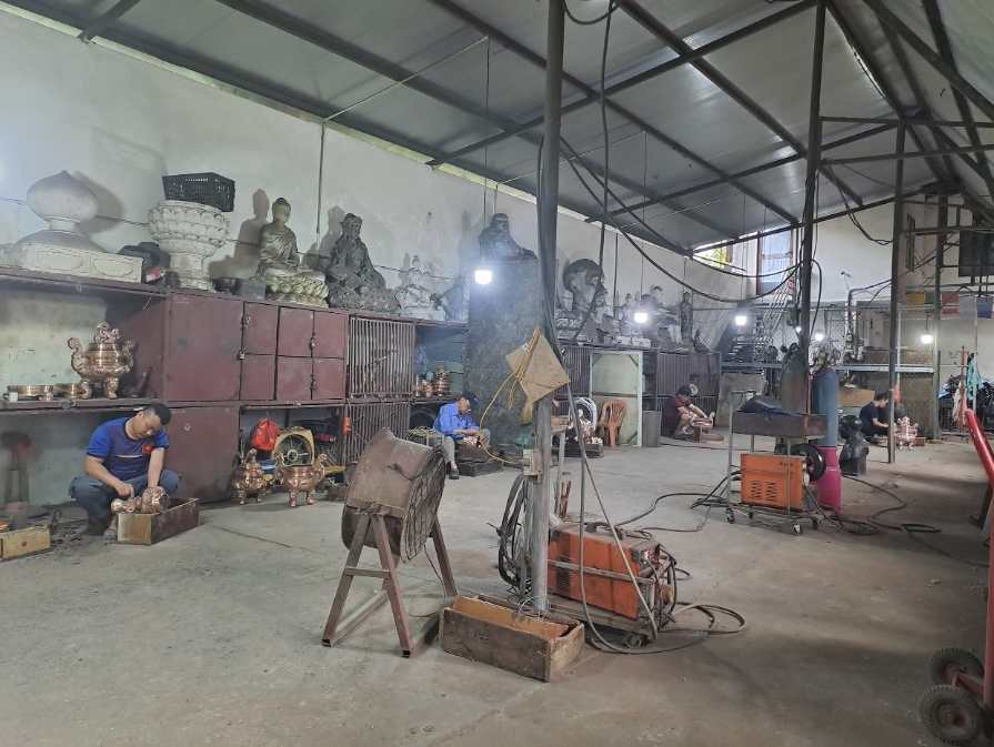 Mot goc phan xuong duc dong tai xuong nha nghe nhan do hai con trai cua nghe nhan quan ly. Anh: Nguyen Oanh