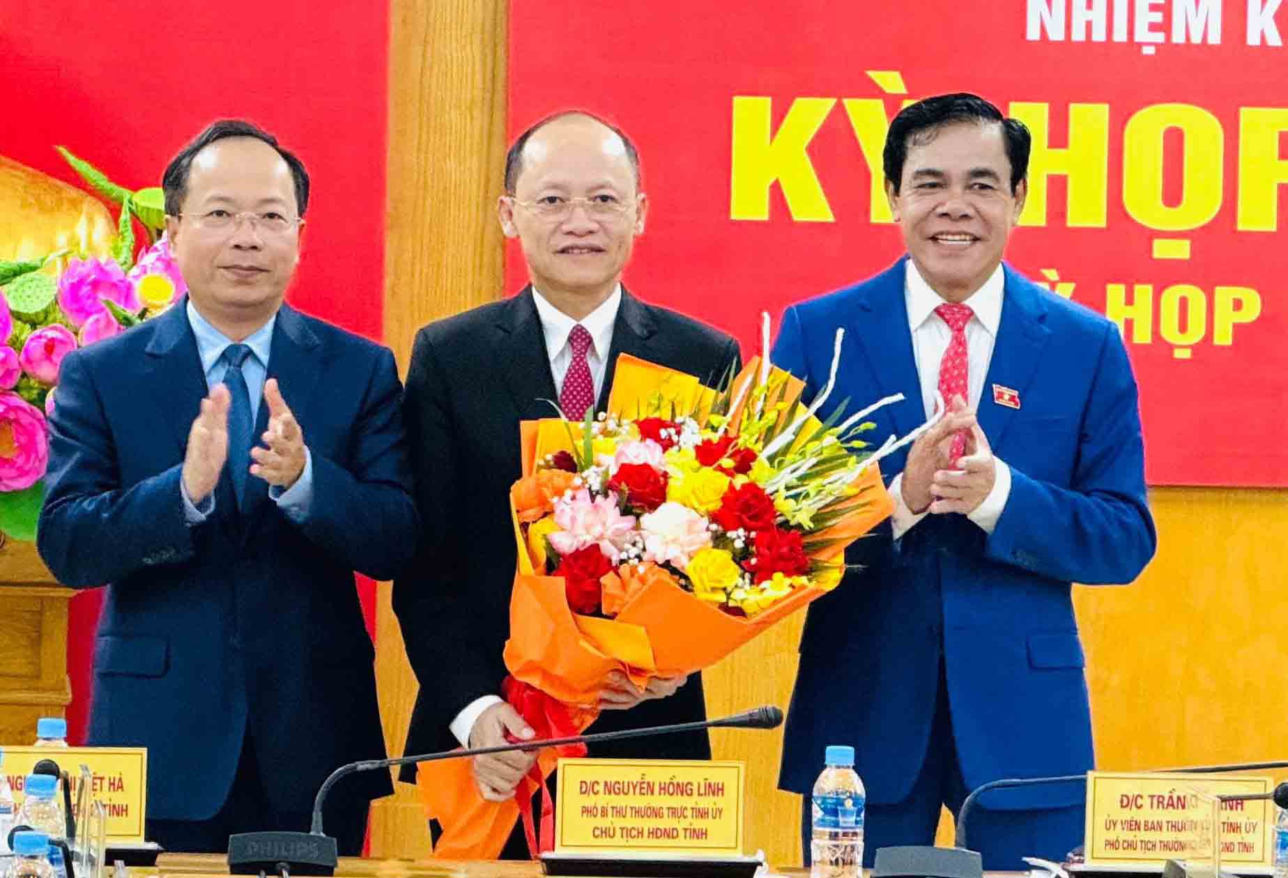 Ong Nguyen Hong Linh duoc bau giu chuc Chu tich HDND tinh Ha Tinh. Anh: Duc Tuan.