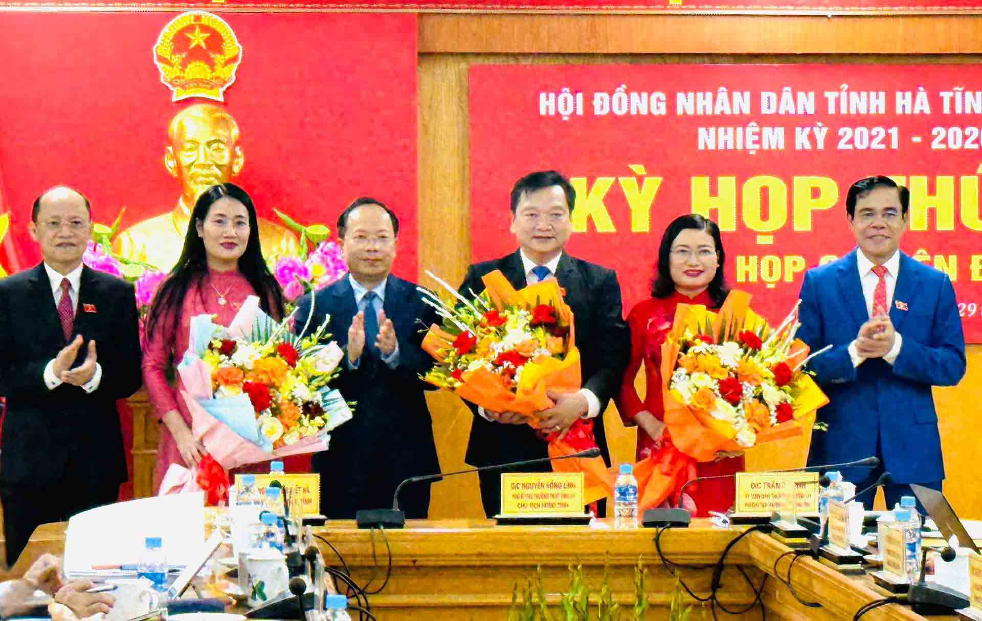 Ms. Nguyen Thi Nguyet (second from right) and Mr. Ho Huy Thanh were elected to hold the position of Vice Chairman of the Provincial People's Committee; Ms. Nguyen Thi Viet Ha was elected to hold the position of Vice Chairman of the Provincial People's Council. Photo: Duc Tuan.