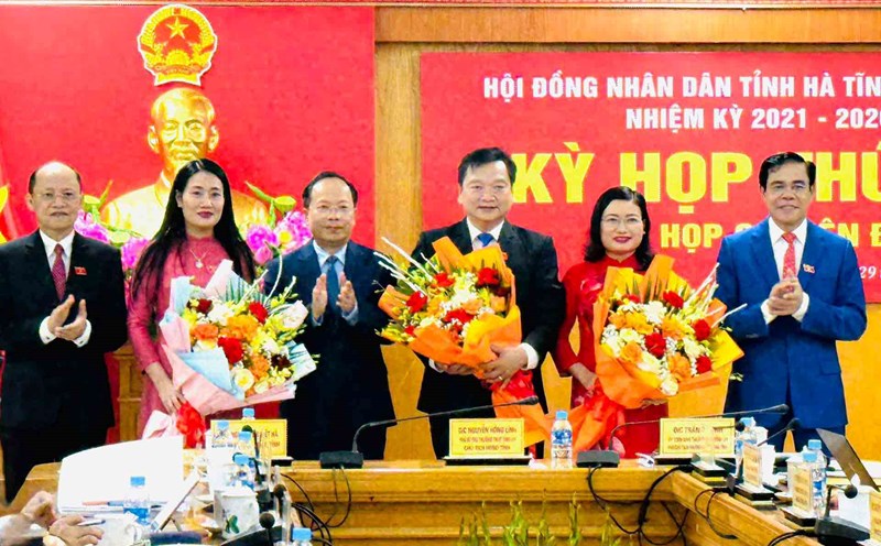 Ms. Nguyen Thi Nguyet (second from right) and Mr. Ho Huy Thanh were elected to hold the position of Vice Chairman of the Provincial People's Committee; Ms. Nguyen Thi Viet Ha was elected to hold the position of Vice Chairman of the Provincial People's Council. Photo: Duc Tuan.