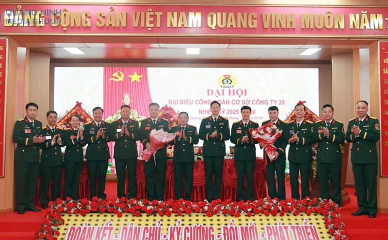 Leaders of the 19th Corps, Company 35 presented flowers to congratulate the Executive Committee of the Company's Trade Union for the 2025-2030 term. Photo: Quang Ninh Portal