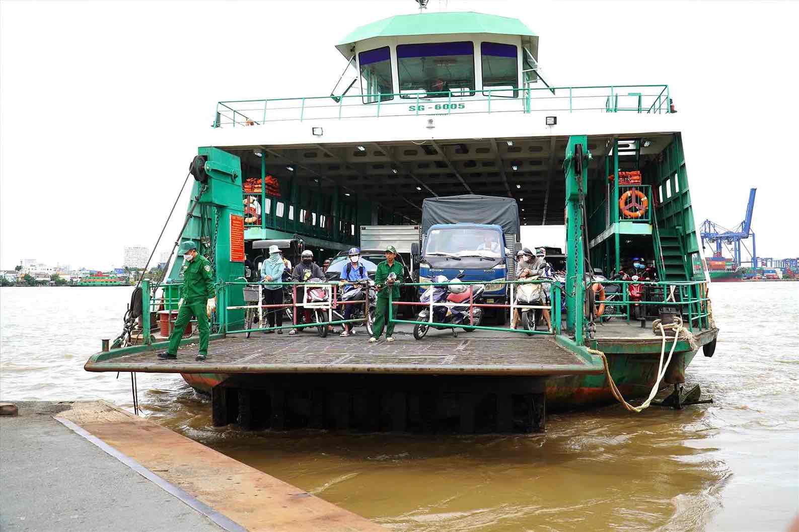 Construction d'un pont pour remplacer le ferry Cat Lai reliant Dong Nai et Ho Chi Minh-Ville. Photo : HAC