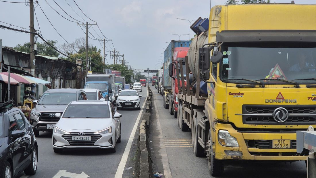 Phuong tien luu thong dong duc tren Quoc lo 22 vao ngay 29.10. Anh: Nguyen Chan