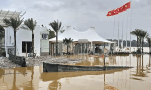 홍수는 후에의 공공 공간을 뒤덮은 쓰레기와 나뭇가지를 남겼습니다. 사진: Nguyen Luan