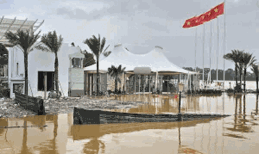 Lũ rút để lại rác thải và nhành cây bủa vây không gian công cộng ở Huế. Ảnh: Nguyễn Luân