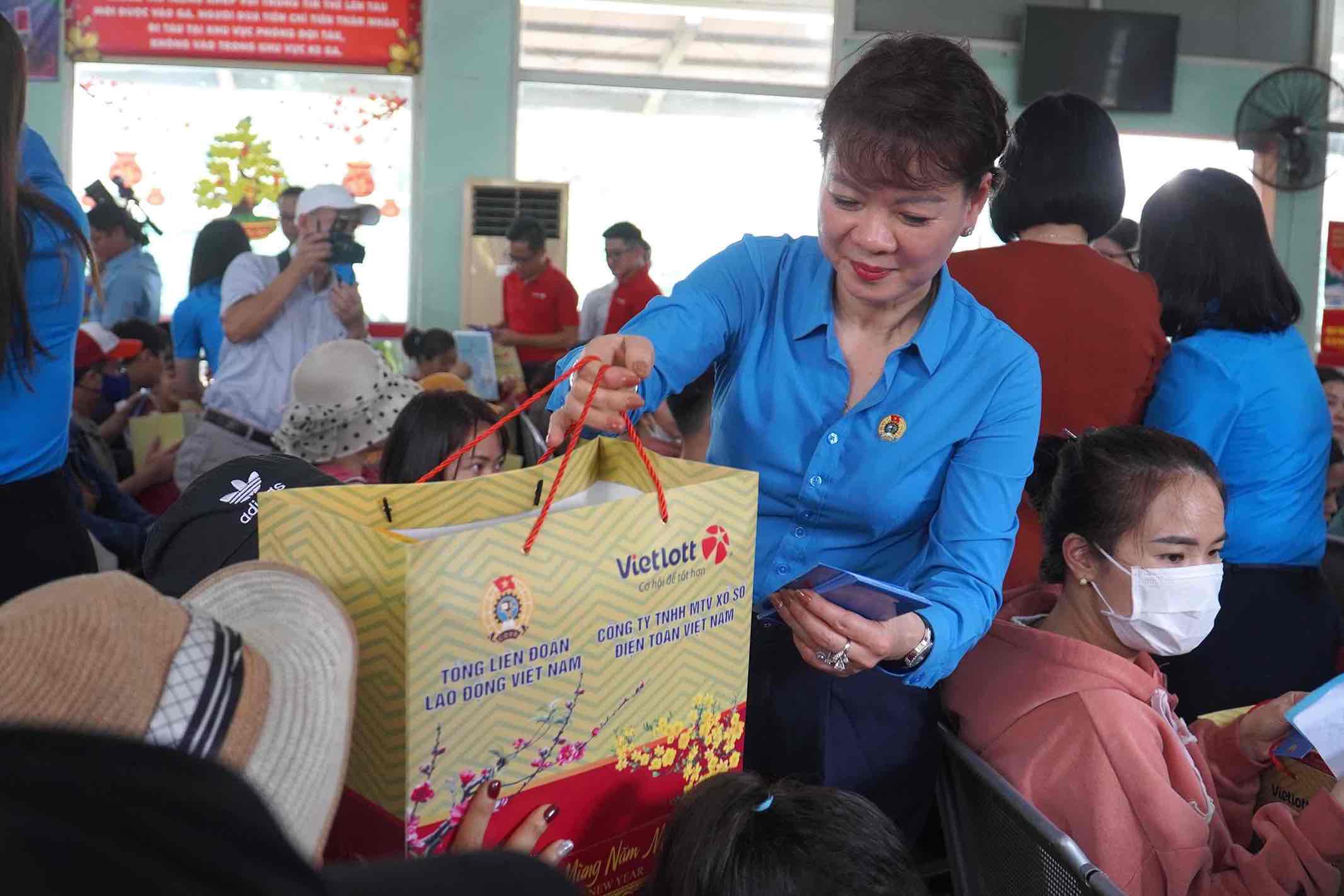 Ms. Tran Thi Thanh Ha - Member of the Presidium, Deputy Head of the Labor Relations Department of the Vietnam General Confederation of Labor presented gifts to union members preparing to board the Union train to return home for the Lunar New Year 2024. Photo: Ha Anh Chien