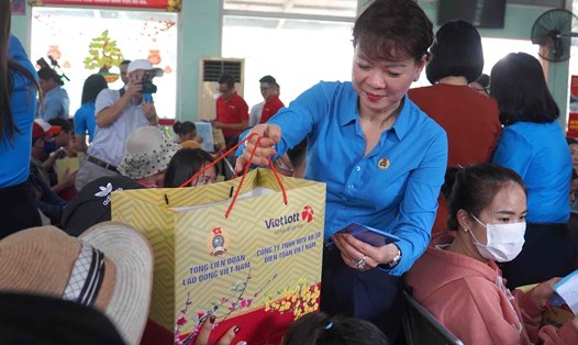 Bà Trần Thị Thanh Hà - Ủy viên Đoàn Chủ tịch, Phó Trưởng Ban Quan hệ lao động Tổng LĐLĐVN tặng quà đoàn viên chuẩn bị lên chuyến tàu Công đoàn để về quê đón Tết Nguyên đán năm 2024. Ảnh: Hà Anh Chiến
