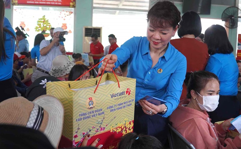 Ms. Tran Thi Thanh Ha - Member of the Presidium, Deputy Head of the Labor Relations Department of the Vietnam General Confederation of Labor presented gifts to union members preparing to board the Union train to return home for the Lunar New Year 2024. Photo: Ha Anh Chien