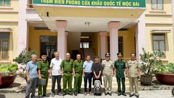 Công an phường Từ Liêm giải cứu thành công nam sinh bị lừa ‘bắt cóc online’ sang Campuchia. Ảnh: CAHN