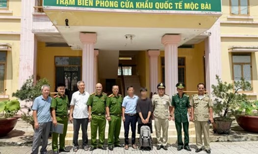 Công an phường Từ Liêm giải cứu thành công nam sinh bị lừa ‘bắt cóc online’ sang Campuchia. Ảnh: CAHN