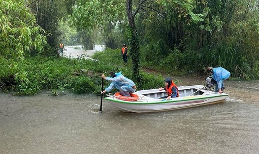 Lực lượng chức năng ở Quảng Ngãi tìm thấy thi thể nạn nhân sau hơn 1h tìm kiếm. Ảnh: Đức Minh