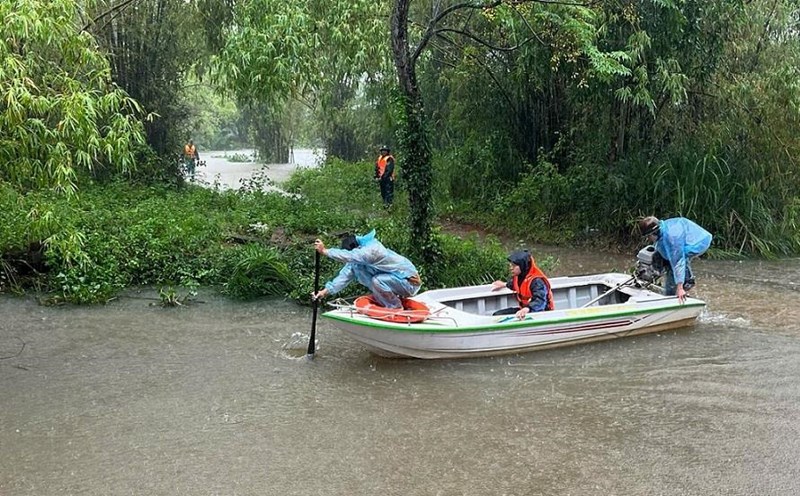 Authorities in Quang Ngai found the victim's body after more than 1 hour of searching. Photo: Duc Minh