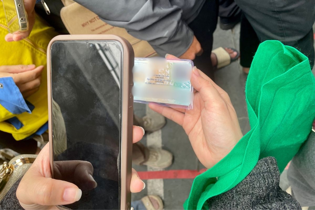 Nguoi nay dua chung minh can cuoc cong dan de lay long tin cua nguoi mua. Anh: Ha Linh