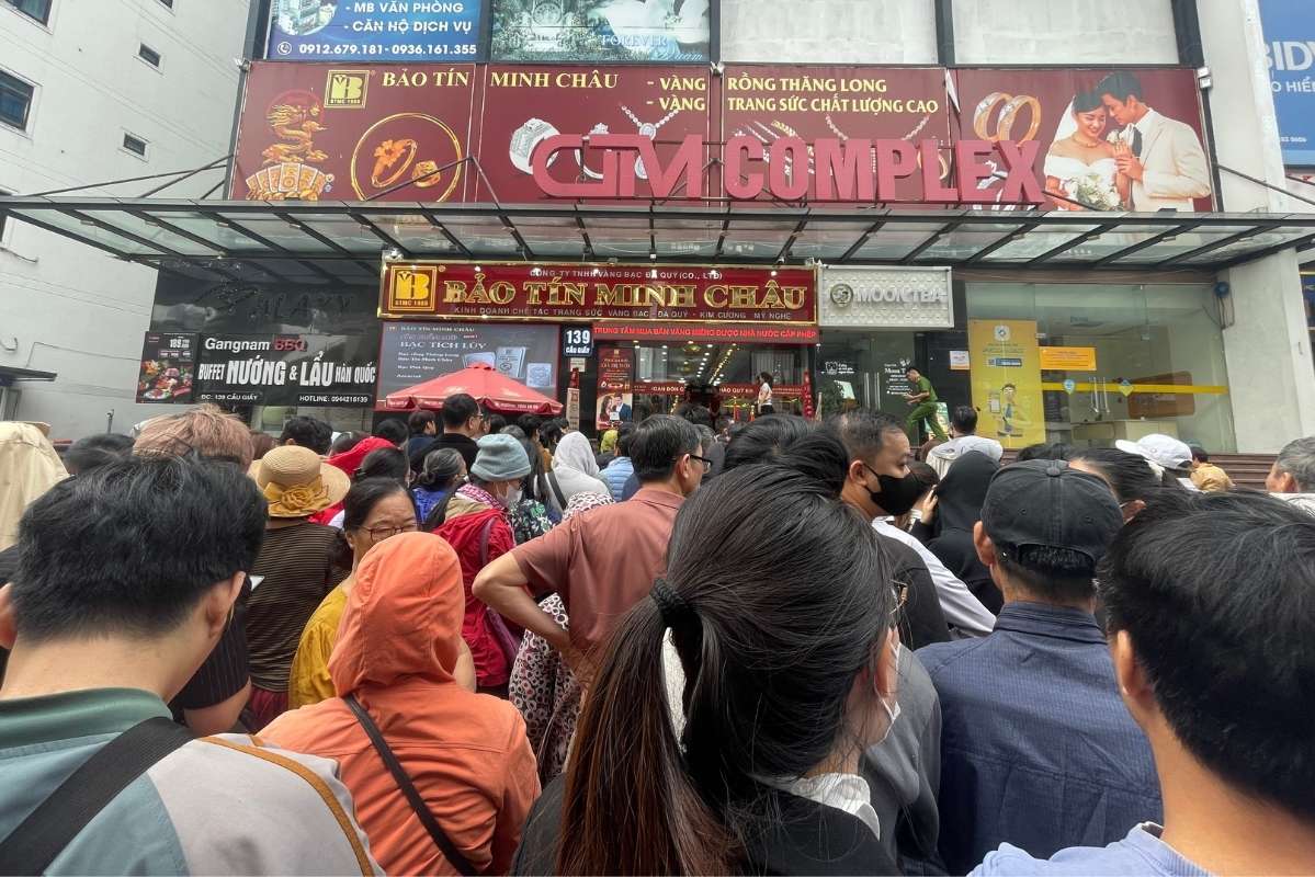 Le prix de l'or augmente les acheteurs affluent pour faire la queue. Photo : Ha Linh