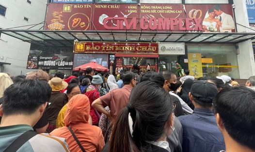 Giá vàng tăng, người mua đổ xô đi xếp hàng. Ảnh: Hạ Linh