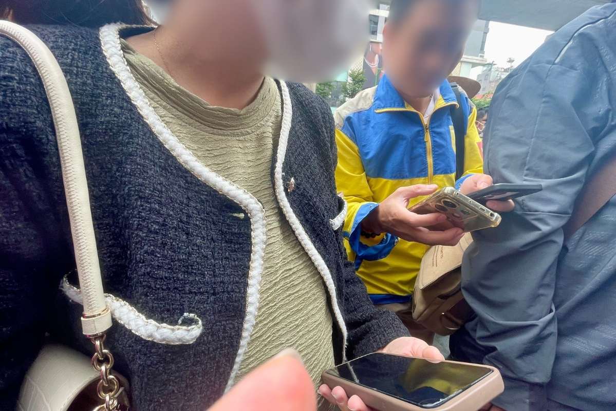 Tai xe xe om cong nghe nhan mua vang ho, tien cong la 100.000 dong/luot. Anh: Ha Linh