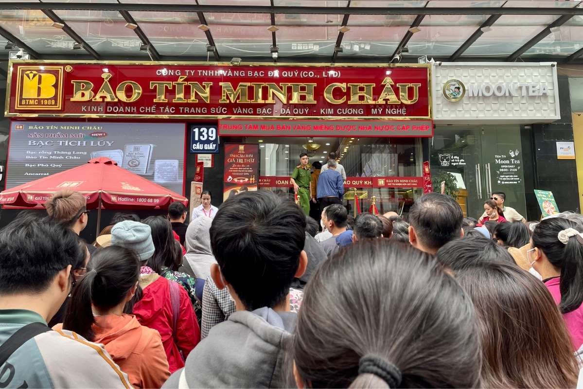 Lan luot 10 nguoi dau tien cua 8 hang duoc di chuyen vao cua hang vang giao dich. Anh: Ha Linh