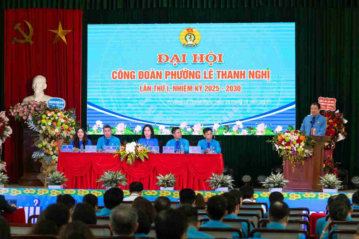 Mr. Nguyen Anh Tuan spoke at the Le Thanh Nghi Ward Trade Union Congress. Photo: Mai Huong