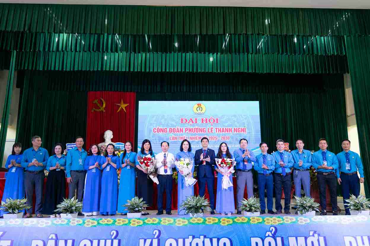 Ong Ngo Duy Hieu tang hoa chuc mung Dai hoi. Anh: Mai Huong