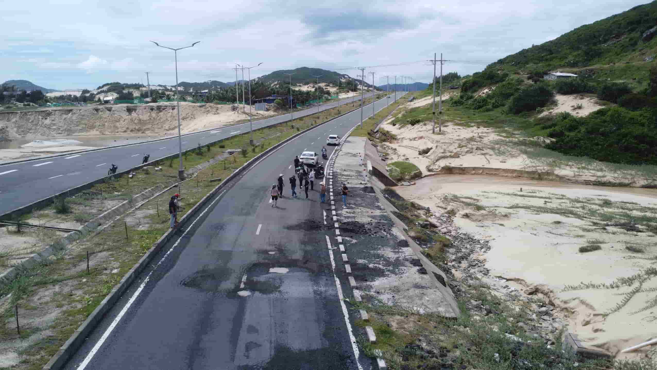 ヴァンフォン国際積み替え港への道路は損傷し、劣化している。写真：胡龍