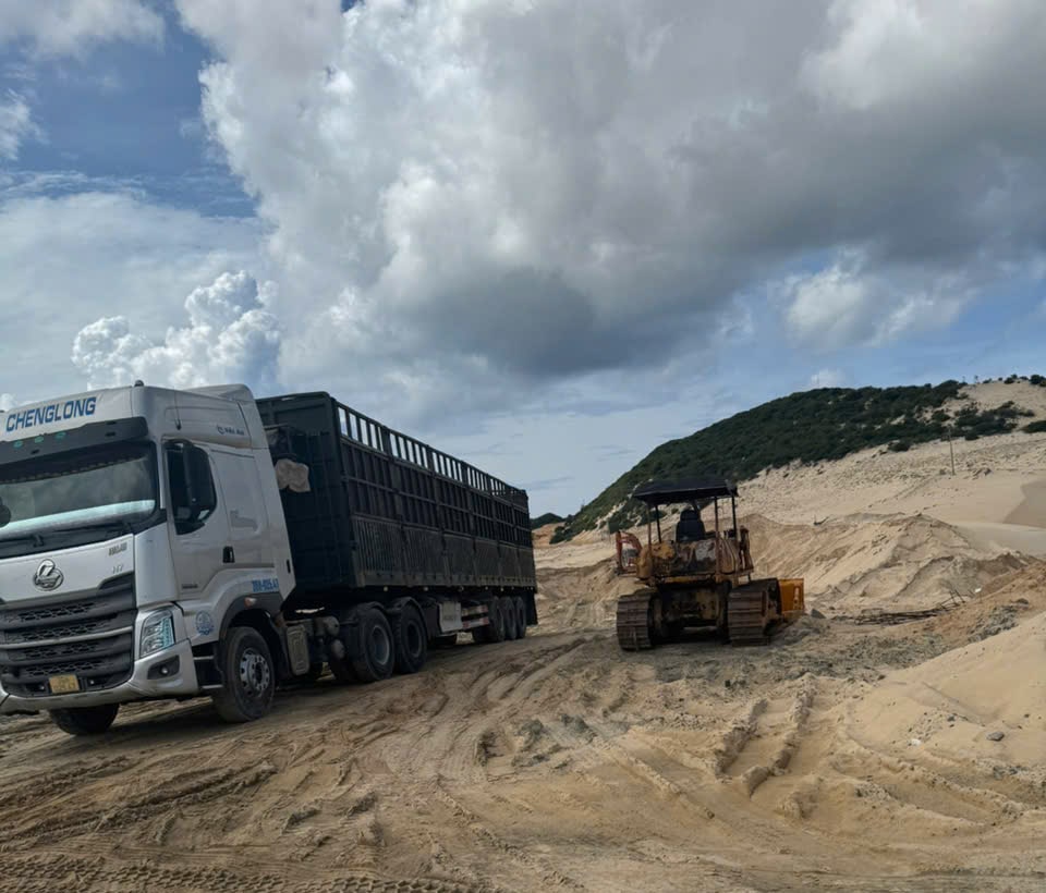 Hinh anh mot chiec xe cho cat chay tren du an. Anh: Huu Long