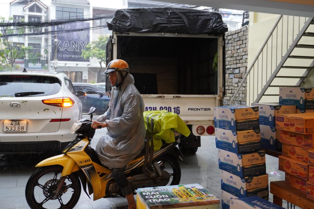 Nhung phan nhu yeu pham can thiet duoc nguoi dan tranh thu mang den diem tiep nhan du trung tam TP Da Nang mua lon khong ngot. Anh: Tran Thi