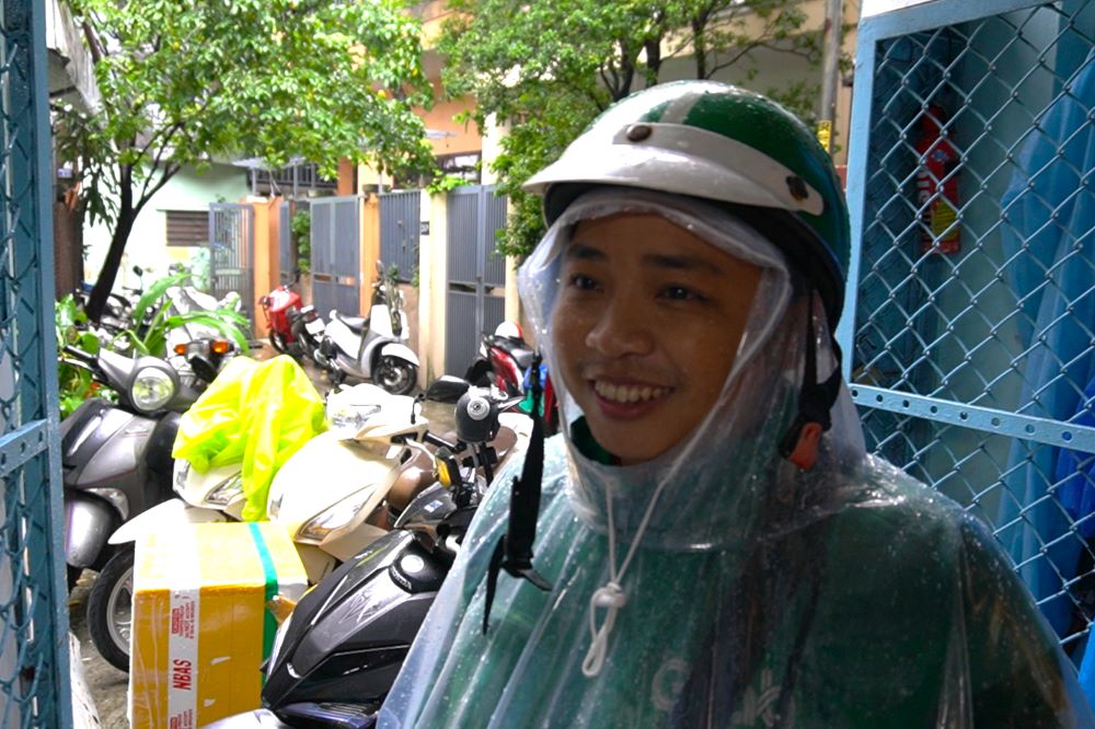 Lam nghe shipper, anh Tran Cong Minh tranh thu tung khoang thoi gian ngan giua nhung chuyen giao hang de chuan bi com trang. Anh: Tran Thi