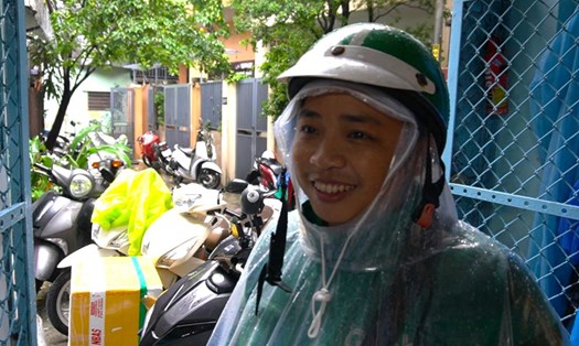 Anh shipper giữa mưa lũ nấu cơm góp cùng đoàn thiện nguyện cứu trợ vùng ngập Đà Nẵng. Ảnh: Trần Thi