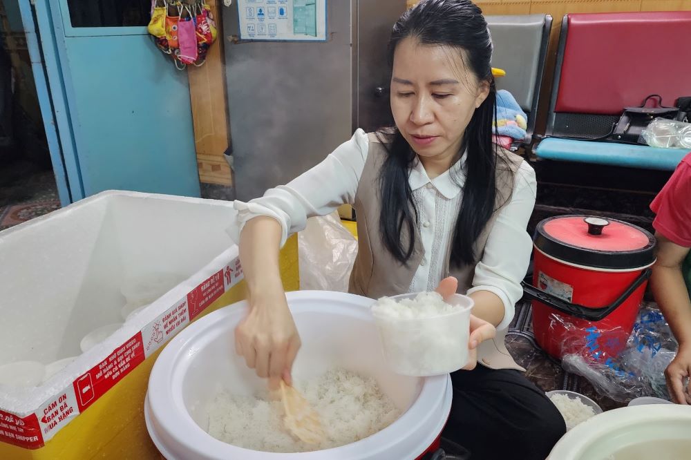 Chi Duong Tra My - phuong Ngu Hanh Son, TP Da Nang tranh thu mang com trang den diem nhan com. Anh: Tran Thi