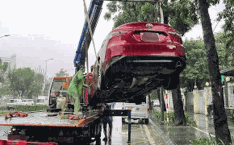 Rescuing traffic congestion, motorbike repair shops in Hue are about to overload after the flood. Photo: Nguyen Luan