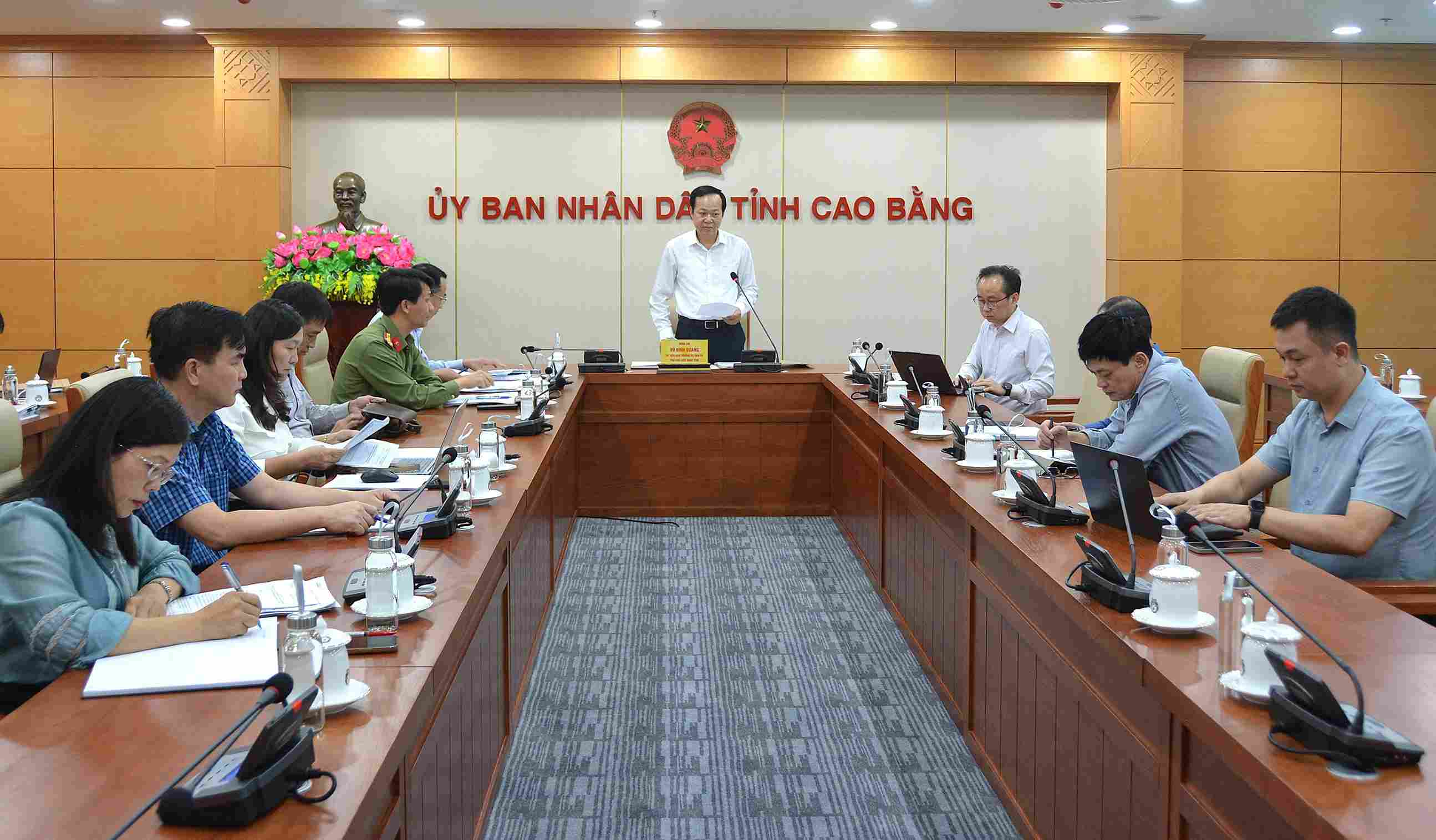 The People's Committee of Cao Bang province met to discuss a plan to handle 21 inappropriate documents. Photo: Kim Thoa