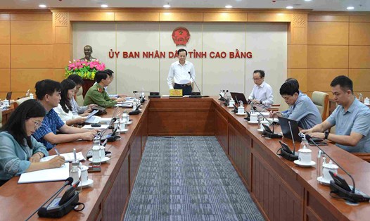UBND tỉnh Cao Bằng họp bàn phương án xử lý 21 văn bản không phù hợp. Ảnh: Kim Thoa
