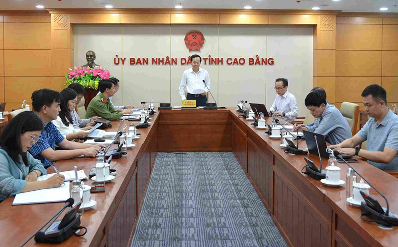 The People's Committee of Cao Bang province met to discuss a plan to handle 21 inappropriate documents. Photo: Kim Thoa