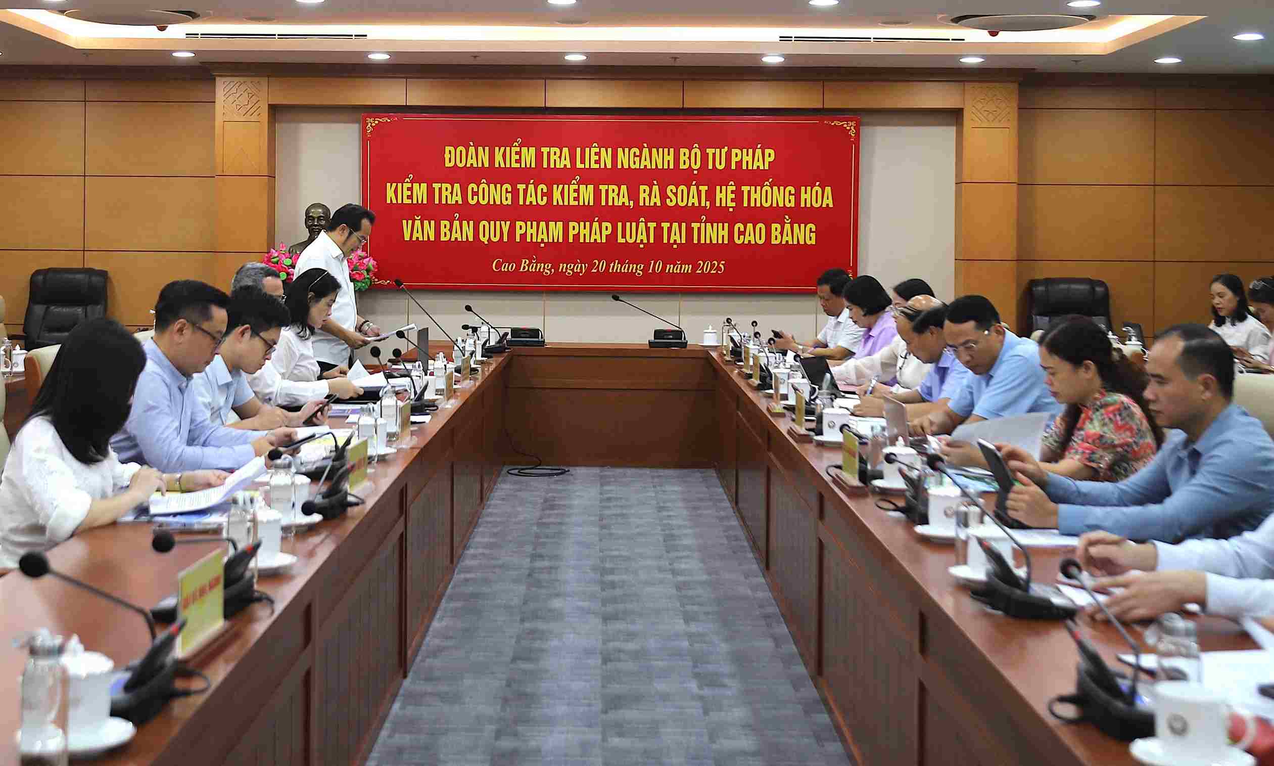 Toan canh buoi lam viec ngay 20.10 giua UBND tinh Cao Bang va Bo Tu phap. Anh: Kim Thoa