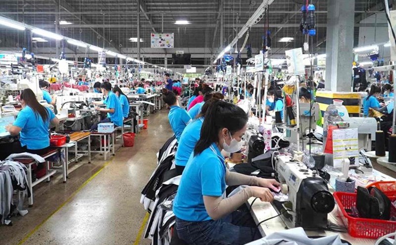 Dong Phu Cuong Joint Stock Company is recruiting sewing workers. Photo: HAC