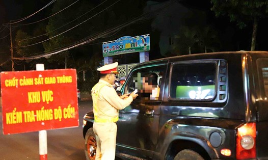 Lực lượng CSGT Công an Lâm Đồng kiểm tra nồng độ cồn đối với người điều khiển phương tiện tham gia giao thông. Ảnh: Phúc Khánh