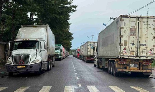 Xe chở sầu riêng ùn ứ tại tỉnh Đắk Lắk do gặp trở ngại trong quá trình suất khẩu. Ảnh: Bảo Trung