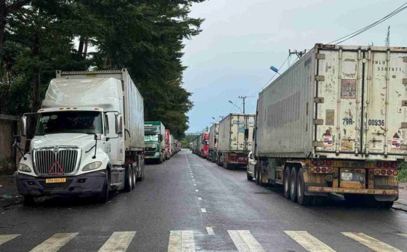 Durian trucks are congested in Dak Lak province due to obstacles in the import process. Photo: Bao Trung