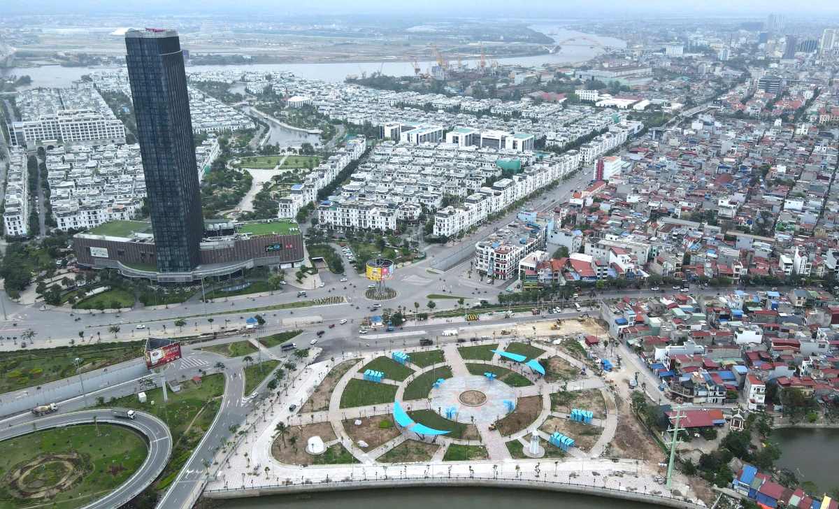 Công trình công viên nút giao Nam Cầu Bính nằm ở vị trí đắc địa. Ảnh: Mai Dung