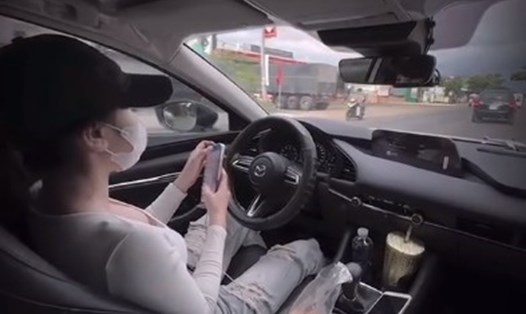 Công an đang làm rõ vụ việc người phụ nữ thả 2 tay lái xe và lướt điện thoại khi tham gia giao thông. Ảnh: Bảo Trung