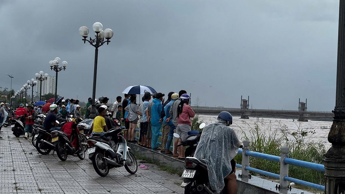 Nguoi dan tap trung theo doi vu giai cuu. Anh: Vien Nguyen