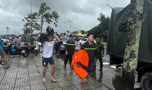 Lực lượng chức năng ở Quảng Ngãi huy động các phương tiện giải cứu thành công 8 người dân mắc kẹt giữa dòng nước lũ trên sông Trà Khúc. Ảnh: Viên Nguyễn