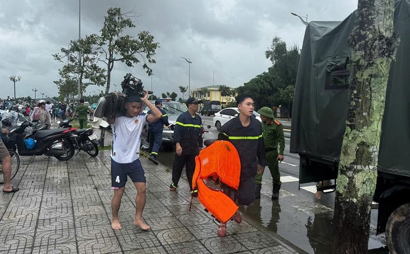 Authorities in Quang Ngai mobilized vehicles to successfully rescue 8 people trapped in the floodwaters of Tra Khuc River. Photo: Vien Nguyen