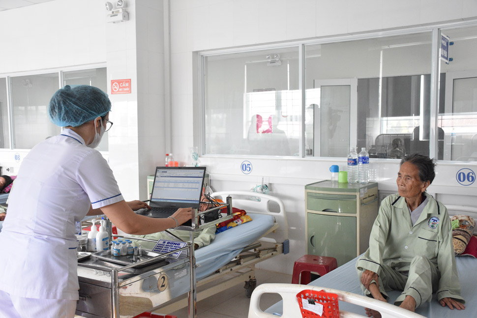Gia Lai Provincial Health Officials deploy electronic medical records for people. Photo: Hoai Phuong