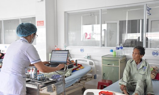 Cán bộ Y tế tỉnh Gia Lai triển khai bệnh án điện tử cho người dân. Ảnh: Hoài Phương