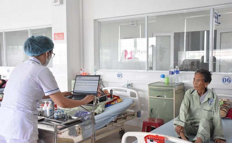 Gia Lai Provincial Health Officials deploy electronic medical records for people. Photo: Hoai Phuong