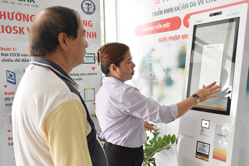 Can bo y te huong dan nguoi dan su dung ki ot y te thong minh. Anh: Hoai Phuong