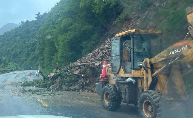 A landslide caused rocks and soil to flow onto the road. Photo: Dakrong Traffic Police Station